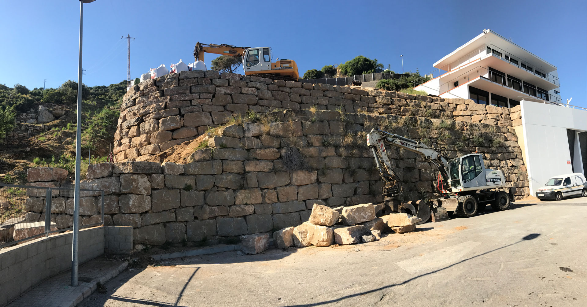 construccion-muros-piedra-natural-jardines-obras-barcelona-11 Construcción muros de piedra natural para jardines en barcelona