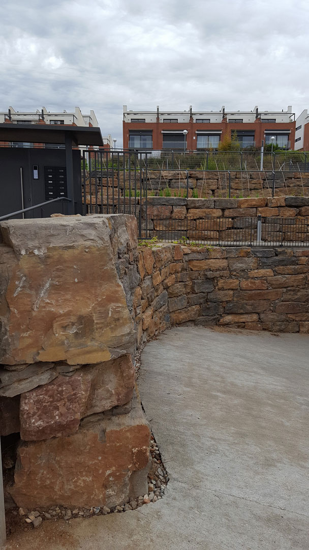 construccion-muros-piedra-natural-jardines-obras-barcelona-13 Construcción muros de piedra natural para jardines en barcelona