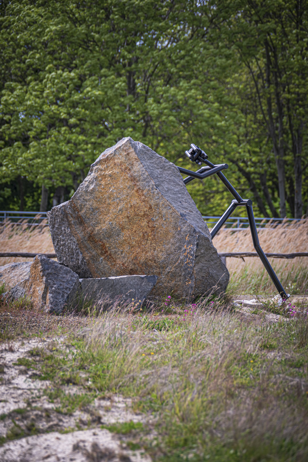hombre-moviendo-piedra-natural-grande